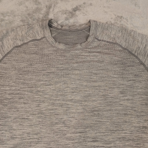 Lululemon Men's Pullover Gray Short Sleeve Shirt Size Small - Picture 13 of 16